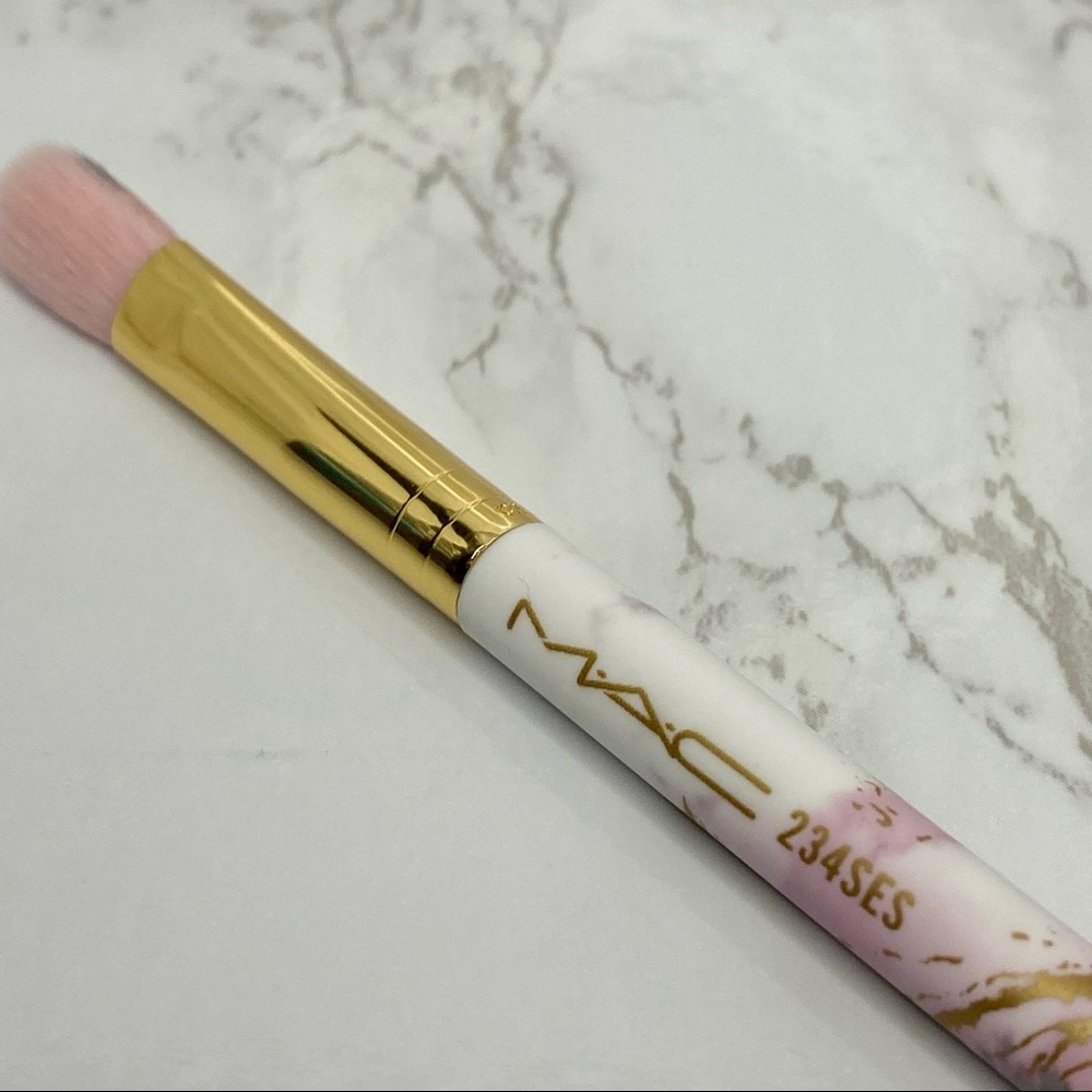 MAC Cosmetics 234SES Eye Blending Brush - Picture 5 of 5